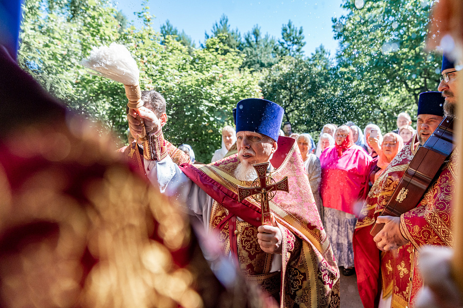 Божественная литургия в храме царственных страстотерпцев деревни Плещеево г.о. Подольск